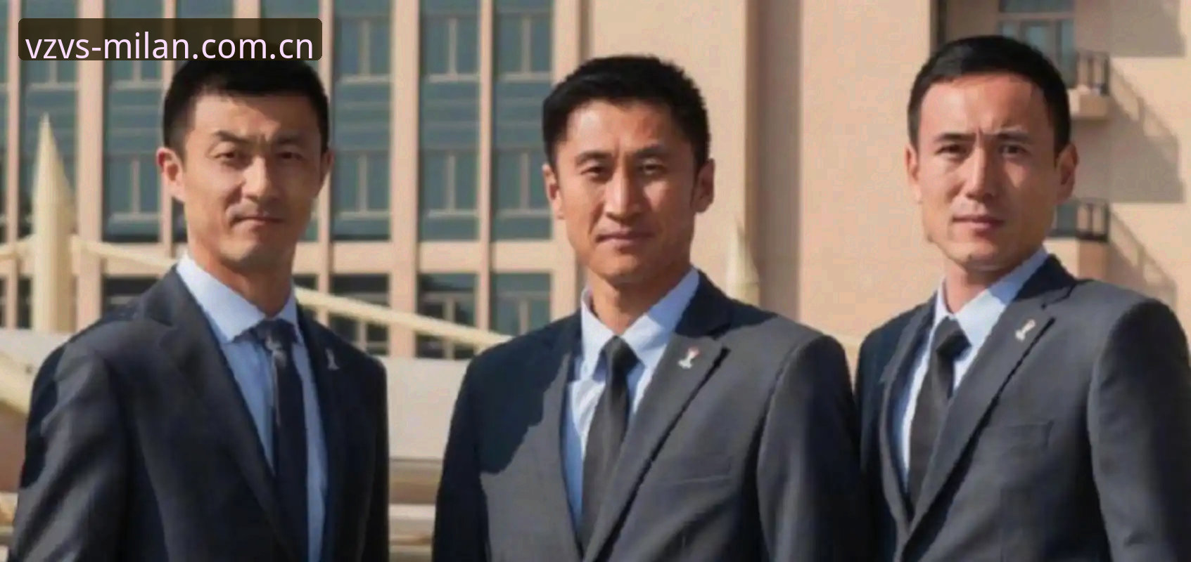 全世界社交媒体卸载第一人，是世界杯裁判马宁？根据播客“元来如此”里那期对话的数据，马宁的手机里“基本上没有什么社交网络的东西”。这意味着什么？意味着你和我每天刷手机3小时、5小时、8小时的时候，这哥们儿在反复看国际足联裁判讲师给他的判罚视频——45分钟的执法录像，可能要被拆成4.5小时的逐帧复盘。你以为他是跟键盘侠较劲练出来的？错了，人家压根儿就没把你我的夸赞或辱骂当成生活的一部分。